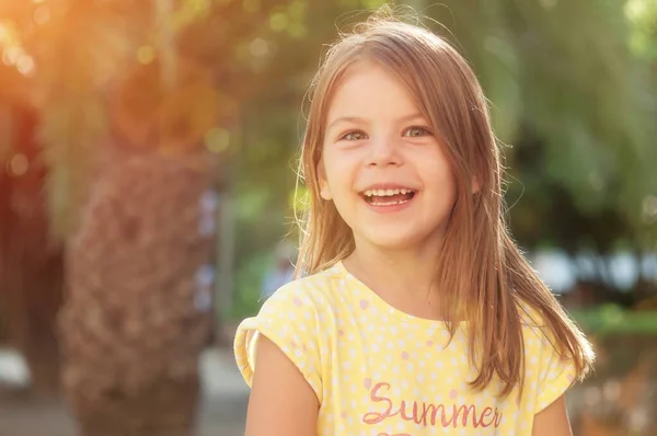Веселая Маленькая Девочка Улыбается Смотрит Камеру Ребенок Наслаждается Солнечным Летним — стоковое фото