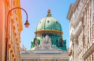 Viyana. Avusturya. Michaelertrakt Sarayı, Wien 'deki Alte Hofburg. Şehir merkezinde Hofburg Kompleksi olan Kohlmarkt Caddesi.. 