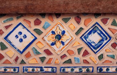  Mozaik arka plan. Renkli mozaik. Doku mozaiği. Eski İspanyol şehrindeki merdiven mozaiğinin parçaları..