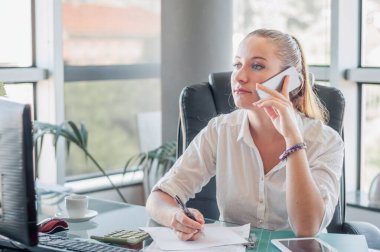 Ofisteki kızda mobil konuşma ve kayıt bilgileri var.. 