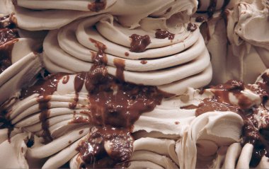 Karamelli dondurma, sütlü çikolata ile sulandırılmış. Dondurma dokusu.