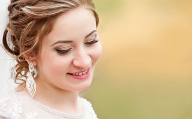 Güzel gelin. Düğün saç stili ve makyaj. Dışarıda güzel bir gelin var. Gelin portresi yakın çekim. Web sitesi başlığı tasarımı için pankart Metin için boş alan. Düğün konsepti.