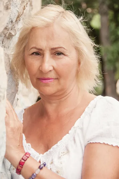 Portrét Krásné Starší Ženy Bílými Vlasy Stojící Zdi — Stock fotografie