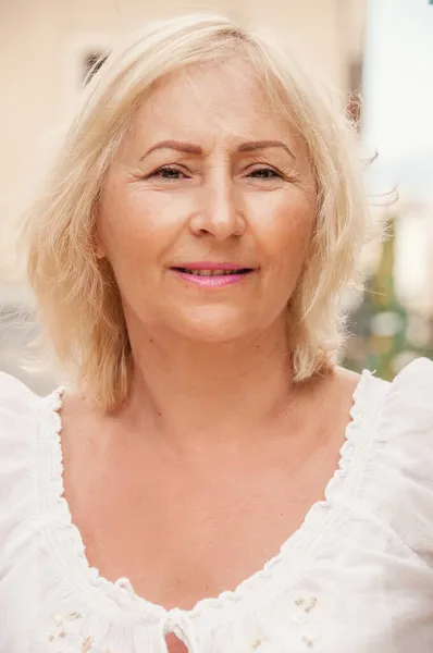 Mulher Sênior Feliz Livre Conteúdo Mulher Sorrindo Olhando Para Câmera — Fotografia de Stock