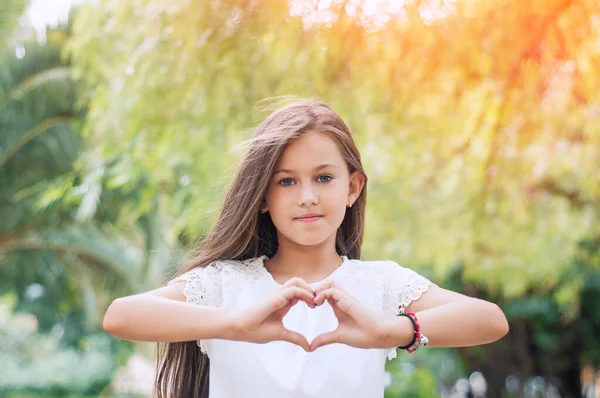 Рука Любви Красивая Маленькая Девочка Символом Сердца Парке Теплый Солнечный — стоковое фото