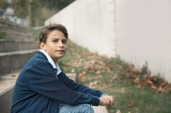 Porträt Eines Jungen Lächelnden Teenagers Der Mit Freudig Lächelndem Gesichtsausdruck — Stockfoto