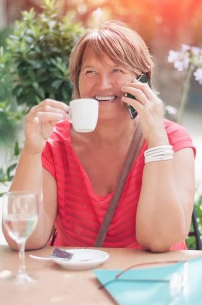 Mosolygó Érett Okostelefonon Beszél Kávét Iszik Kávézóban Nyugdíjas Beszélget Felnőttoktatás — Stock Fotó