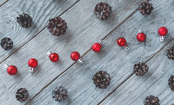 Weihnachtsmuster Hintergrund Mit Tannenzapfen Und Roten Neujahrskugeln Flache Lage Draufsicht — Stockfoto