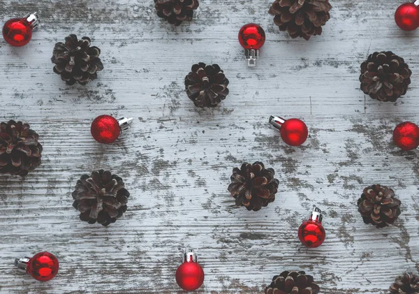 Weihnachtsmuster Hintergrund Mit Tannenzapfen Und Roten Neujahrskugeln Flache Lage Draufsicht — Stockfoto