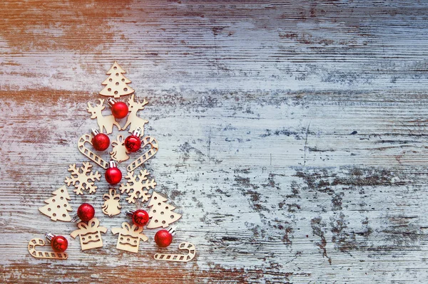 Weihnachtsbaum Aus Kleinen Holzspielzeugen Symbole Des Neuen Jahres Rote Neujahrsbälle — Stockfoto