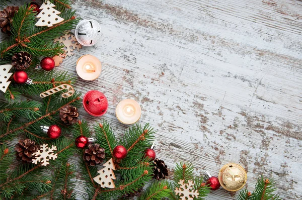 Weihnachten Hintergrund Mit Tanne Und Weihnachtsspielzeug Auf Einem Holzbrett Draufsicht — Stockfoto