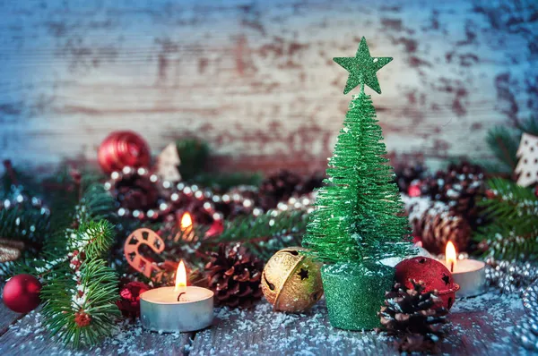 Χριστουγεννιάτικο Φόντο Ξύλινο Τραπέζι Και Σύμβολα Της Πρωτοχρονιάς — Φωτογραφία Αρχείου