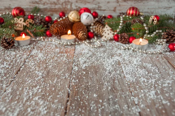 Weihnachtlicher Hintergrund Mit Silvesterspielzeug Und Frischen Tannenzweigen Auf Einer Holzoberfläche — Stockfoto