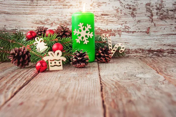 Weihnachten Hintergrund Mit Tannenbaumzweigen Auf Einer Holzoberfläche Kerzen Tannenzapfen Schneeflocken — Stockfoto