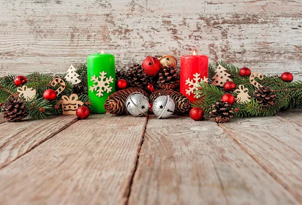 Weihnachten Hintergrund Mit Tannenbaumzweigen Auf Einer Holzoberfläche Kerzen Tannenzapfen Schneeflocken — Stockfoto