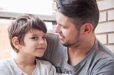 Baba ve oğul duygusal destek ve sevgi, destek ve kucaklama..