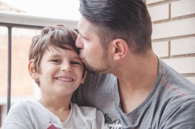 Baba ve oğul duygusal destek ve sevgi, destek ve kucaklama..