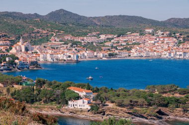 İspanya. Katalonya. Costa Brava 'daki kadavralar. İspanya 'nın ünlü turistik şehri. Deniz manzarası güzelmiş. Şehir manzarası.