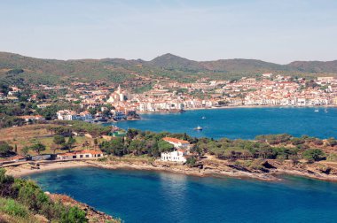 İspanya. Katalonya. Costa Brava 'daki kadavralar. İspanya 'nın ünlü turistik şehri. Deniz manzarası güzelmiş. Şehir manzarası.