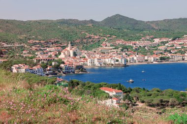 İspanya. Katalonya. Costa Brava 'daki kadavralar. İspanya 'nın ünlü turistik şehri. Deniz manzarası güzelmiş. Şehir manzarası.