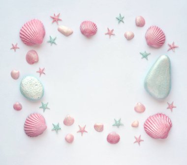 Beyaz bir yüzeyde pembe ve mavi deniz kabukları, deniz yıldızı ve taşlarla boyanmış yaz zamanı konsepti. Düz yatıyordu. Üst Manzara. - Evet. Kabuk ve deniz yıldızı çerçevesi. 