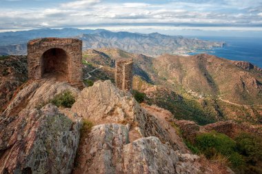 Güzel panoramik manzara Pireneler dağlar ve Akdeniz. Llanca 'nın manzaralı görüntüsü. İspanya. Girona. Kabarık bulutlardan gelen gölge ve ışık alanı.