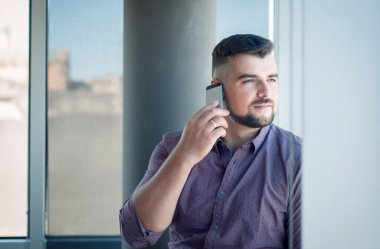 Ofisteki adam telefonda konuşuyor.. 