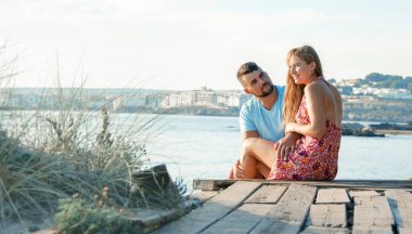 Sahilde romantik genç bir çift. Genç çift tatilde eğleniyor.