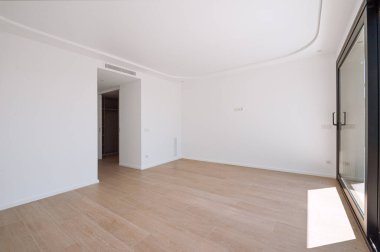 Penceresinde yeşil manzaralı beyaz boş oda.  