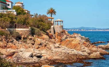 İspanya 'da deniz manzarası. Costa Brava sahilinin güzel manzarası. S'Agar. la Gavina. 