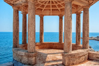 Balkon ve deniz. İspanya. Costa Brava. Romantizm, tatil ve düğün günü. 