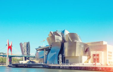 Bilbao, İspanya. Bask Ülkesi. - 07. 31, 2018. Guggenheim Müzesi Bilbao şehir manzarası. 