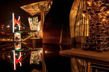 Bilbao. Bask Ülkesi. İspanya. 07.31.2018. Guggenheim Fütürist Müzesi Frank Gehry tarafından tasarlanmıştır. Bilbao 'nun gece manzarası. 