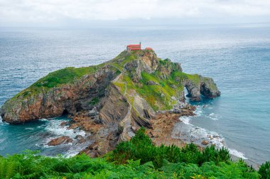 Gaztelugatxe. İspanya. Bask Ülkesi. Biscay kıyısındaki güzel manzara adası. Katı taş köprü ve 241 basamak yukarı çıkıyor.. 