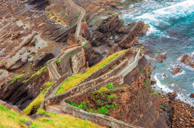 Gaztelugatxe. İspanya. Bask Ülkesi. Biscay kıyısındaki güzel manzara adası. Katı taş köprü ve 241 basamak yukarı çıkıyor.. 