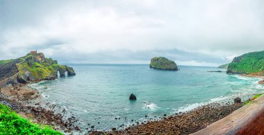 Panoramik görünüm Gaztelugatxe. İspanya. Bask Ülkesi. Biscay kıyısındaki güzel manzara adası.  
