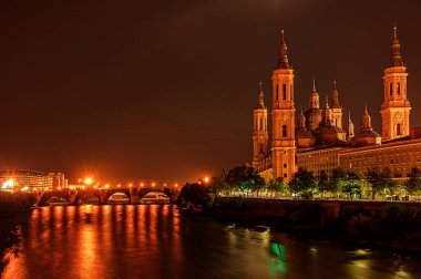 Zaragoza (Saragossa), İspanya. Basilica Pillar 'ın gece görüşü. Başkent Aragon. 