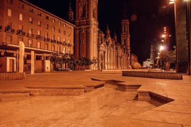 Zaragoza (Saragossa). İspanya. Gece manzarası. Aragon 'un başkenti Plaza del Pilar. 