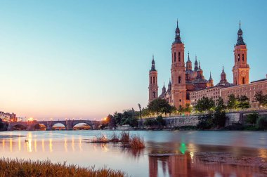Zaragoza 'da güzel bir gün doğumu manzarası. İspanya. Aragon. Zaragoza ve Ebro Nehri 'ndeki Meryem Ana' nın Bazilikası.. 