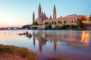 Zaragoza 'da güzel bir gün doğumu manzarası. İspanya. Aragon. Zaragoza ve Ebro Nehri 'ndeki Meryem Ana' nın Bazilikası.. 