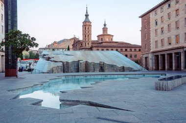 Zaragoza (Saragossa). İspanya. Şehir manzarası. Aragon 'un başkenti Plaza del Pilar. 