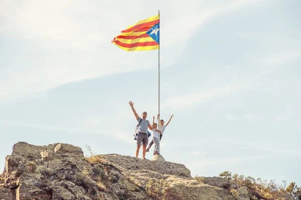 Otec Dětmi Vrcholu Hory Poblíž Katalánské Vlajky — Stock fotografie