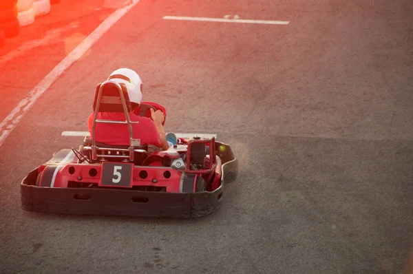 Hombres Conduciendo Kart Coche Con Velocidad Parque Infantil Pista Carreras —  Fotos de Stock