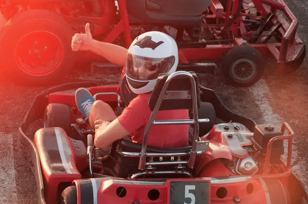 Άνδρες Οδήγηση Kart Αυτοκίνητο Ταχύτητα Μια Παιδική Χαρά Αγωνιστικά Κομμάτι — Φωτογραφία Αρχείου