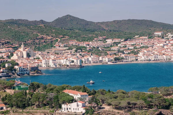 İspanya. Katalonya. Costa Brava 'daki kadavralar. İspanya 'nın ünlü turistik şehri. Deniz manzarası güzelmiş. Şehir manzarası.