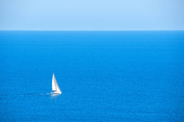 海の孤独な帆船 休暇と夏休みの時間 — ストック写真