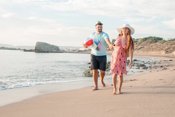 Pareja Enamorada Romántica Pareja Joven Playa Disfrutando Del Mar Luna — Foto de Stock