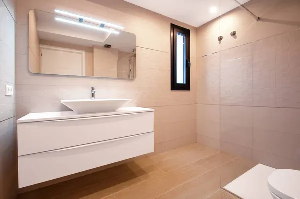 Μοντέρνο Σχέδιο Στο Μπάνιο Πολυτελές Λευκό Νεροχύτη Πορσελάνη Ένα Τραπέζι — Φωτογραφία Αρχείου
