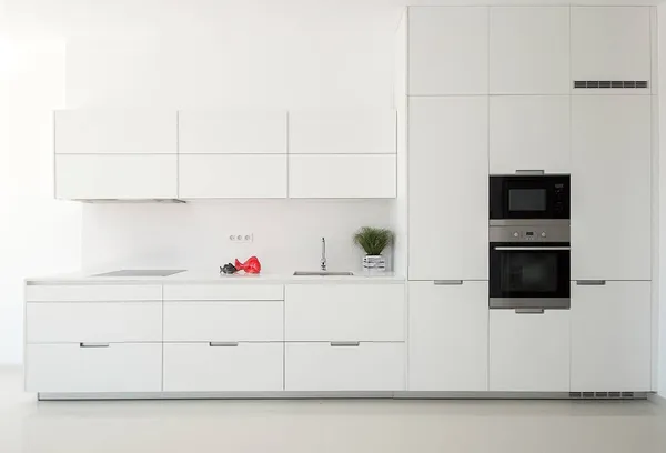 Δείτε Λευκό Κενό Κλασική Κουζίνα Στο Μέτωπο Συσκευές Κουζίνας — Φωτογραφία Αρχείου