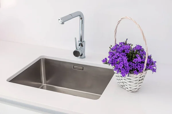 Moderne Spüle Und Wasserhahn Mit Dekorativen Blumen — Stockfoto